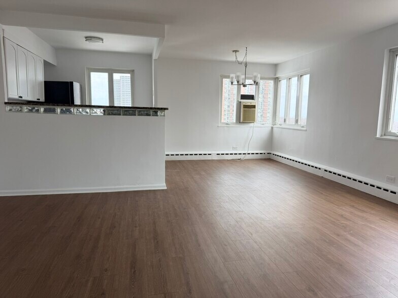 Building Photo - 708 W Bittersweet Pl