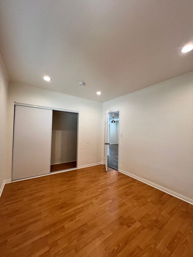 Building Photo - 711 Maltman Ave