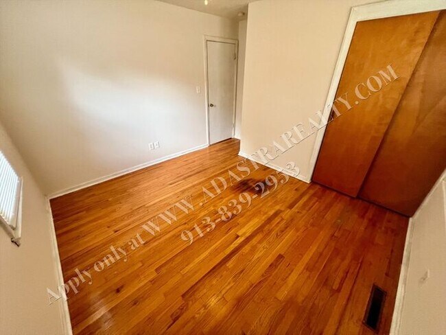 Building Photo - Darling 4 Bed 2 Bath Ranch in Olathe-Available NOW!!