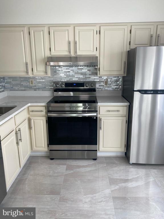 Building Photo - 9470 Scarlet Oak Dr