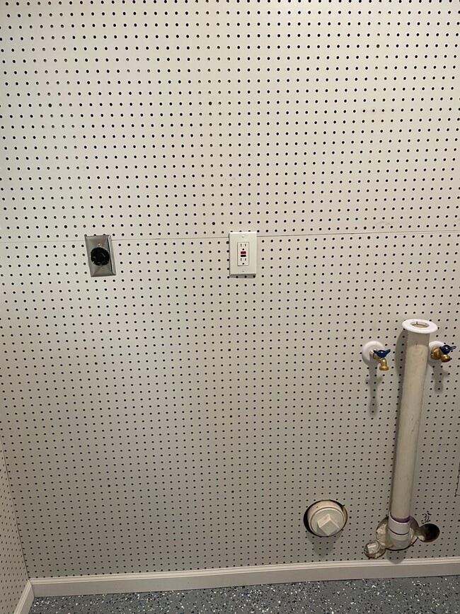 Building Photo - 2 Bedroom, 1.5 Bath Townhouse in LeClaire, IA