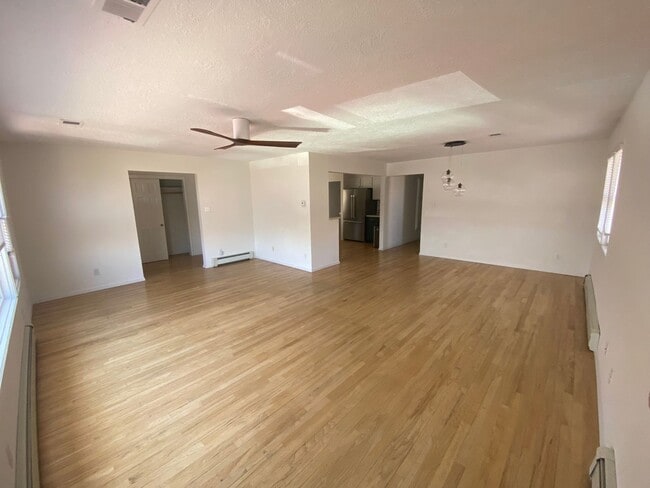 Building Photo - Large 4-Bedroom