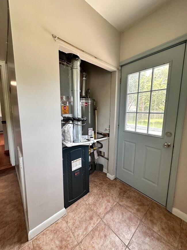 Building Photo - Pembroke Manor-4 bedroom 2.5 bath Single f...