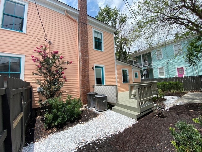 Building Photo - Stunning 3 bedroom/2bath Victorian home