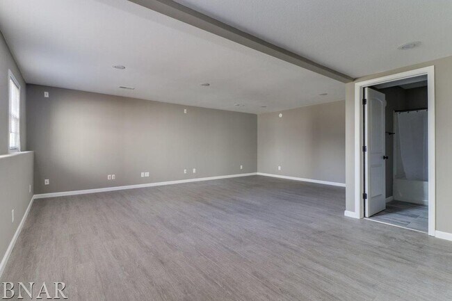 Building Photo - Stunning 4 Bed/3Bath Bi Level