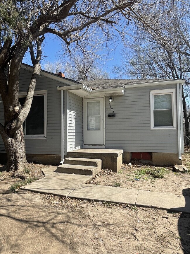 Primary Photo - 2322 S Broadview St, Wichita, KS 67218-493...