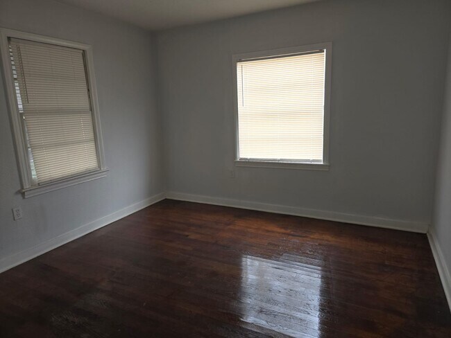 Building Photo - 927 Spring Ave