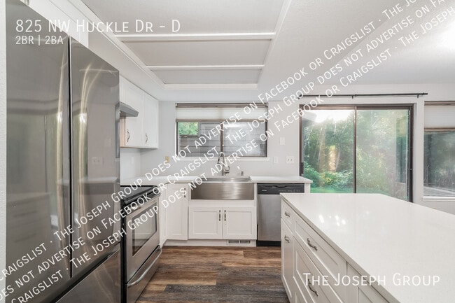 Building Photo - 825 NW Huckle Dr