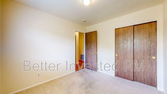 Building Photo - 832 S Orchard Ave