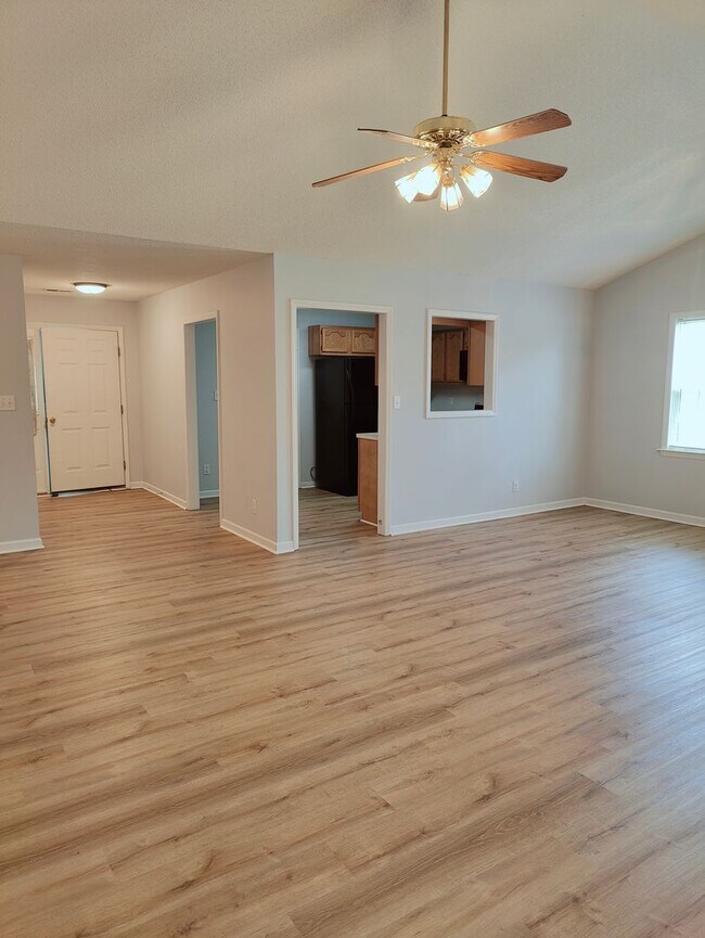 Building Photo - 2025 Ardmore Village Ln
