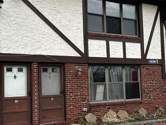 Building Photo - 10 Bailey Ct