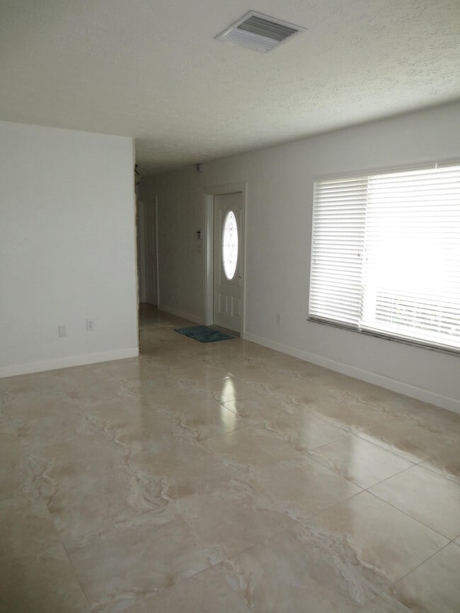 Building Photo - 1283 Anhinga Dr