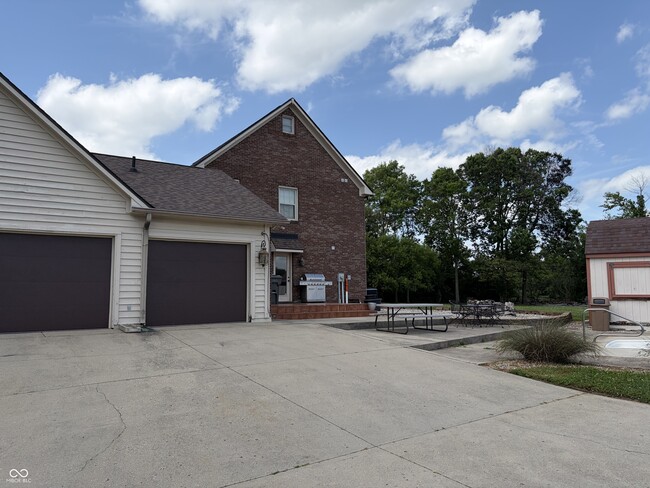 Building Photo - 10211 Hidden Mdw Ln