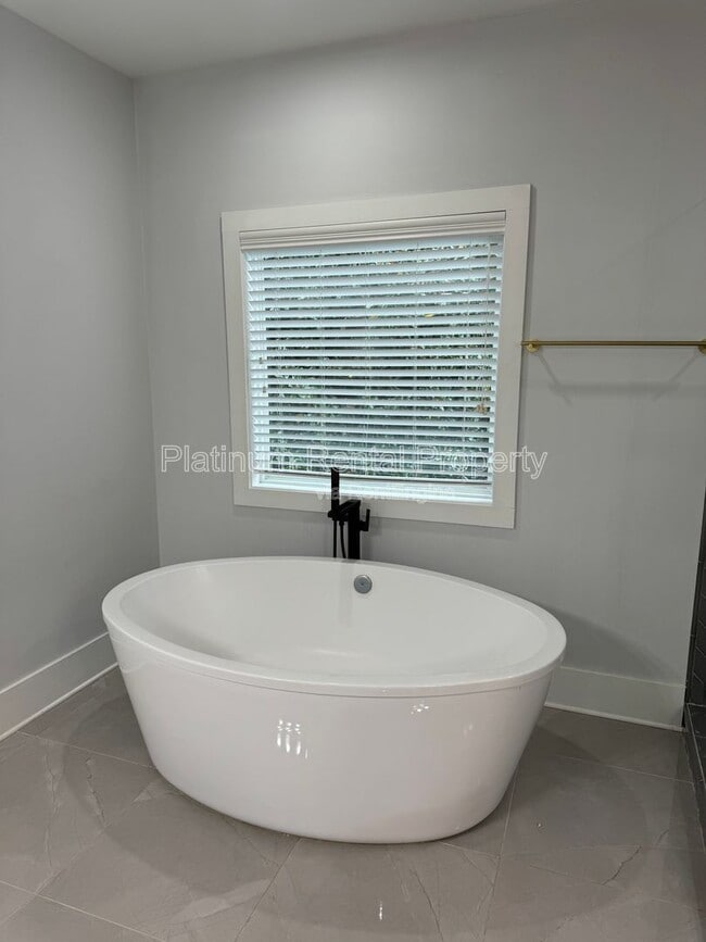 Building Photo - 150 Dahlgren St SE