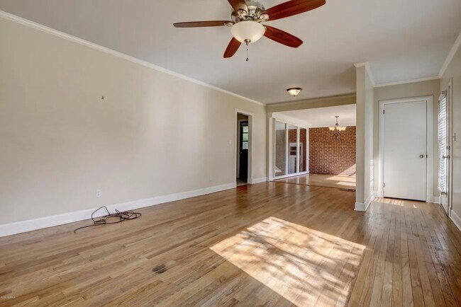 Building Photo - 211 Oak Leaf Dr