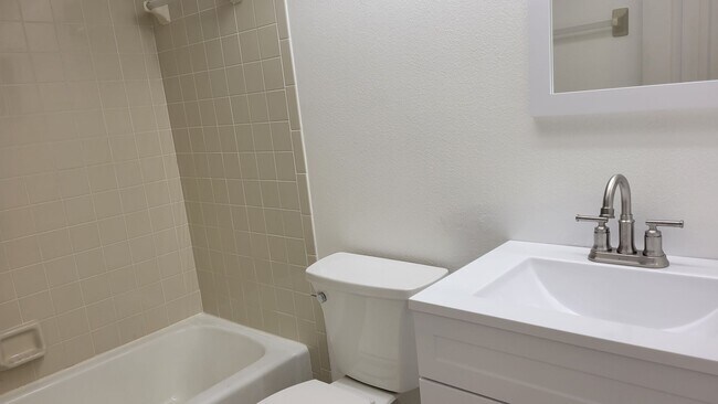 Building Photo - Annual unfurnished nicely renovated 2/2 villa near the Ringling Museum