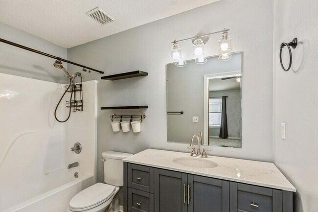 Building Photo - Exquisitely Renovated End Unit Townhome Ju...