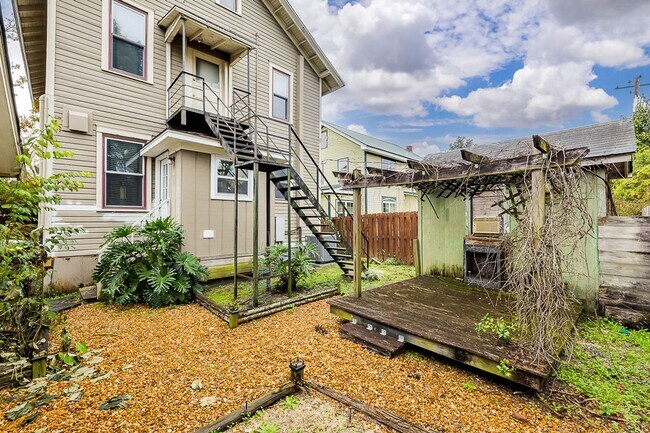 Building Photo - Beautiful Baldwin Park Craftsman home ready for move in!