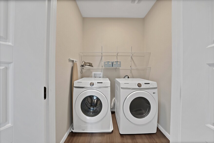 Building Photo - 4635 Calmont Ave