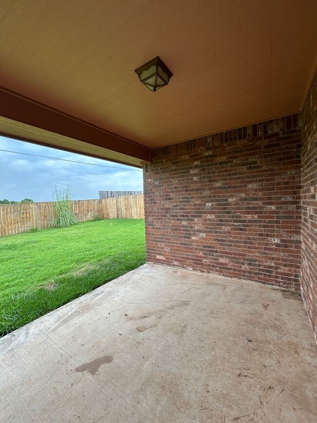 Building Photo - 4 bedroom, 2 bathroom NOW Available!
