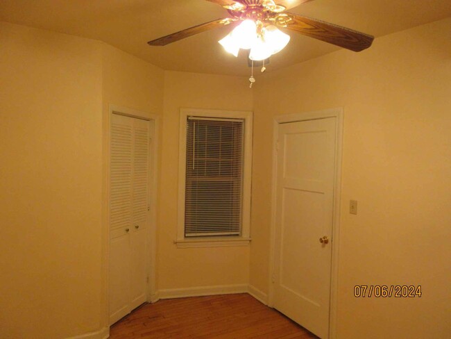 Building Photo - Available August 2025 Large Remodeled 1 Be...