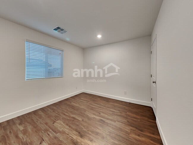 Building Photo - 132 Charmante Tulip Ln