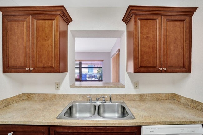 Building Photo - Spacious and beautiful home with a fenced backyard!