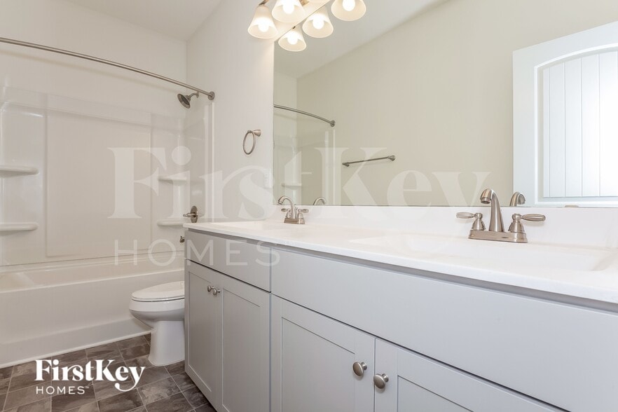 Building Photo - 5521 Begonia St