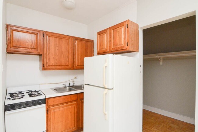 Building Photo - 714 W Belmont Ave
