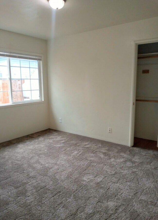 Building Photo - LAUR62-64