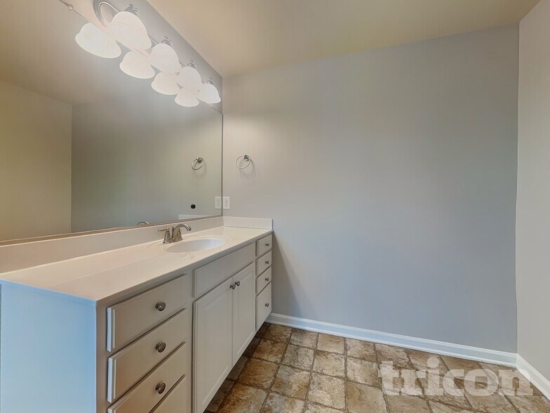 Building Photo - 2190 McLaughlin Dr