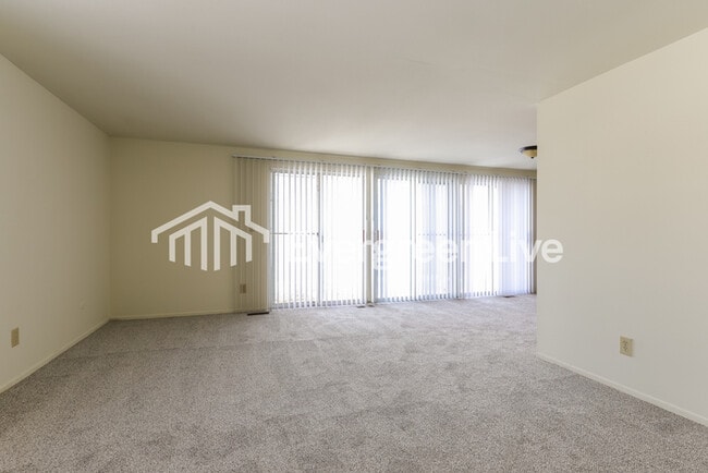 Building Photo - 5839 Troy Villa Blvd