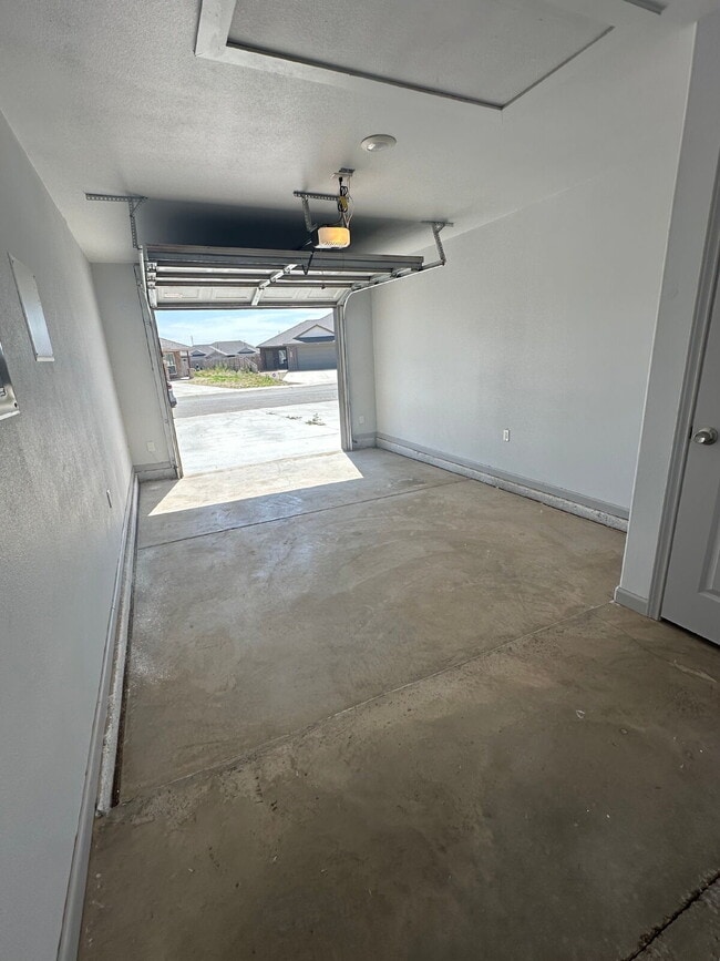 Building Photo - Spacious Home on a quiet cul-de-sac street