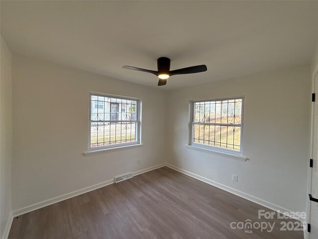 Building Photo - 1928 Russell Ave