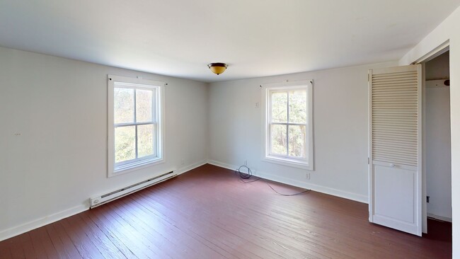Building Photo - Country living near Crozet!