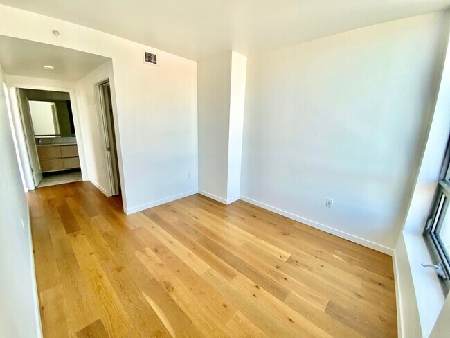 Building Photo - 2Bd/2Ba Seattle Condo