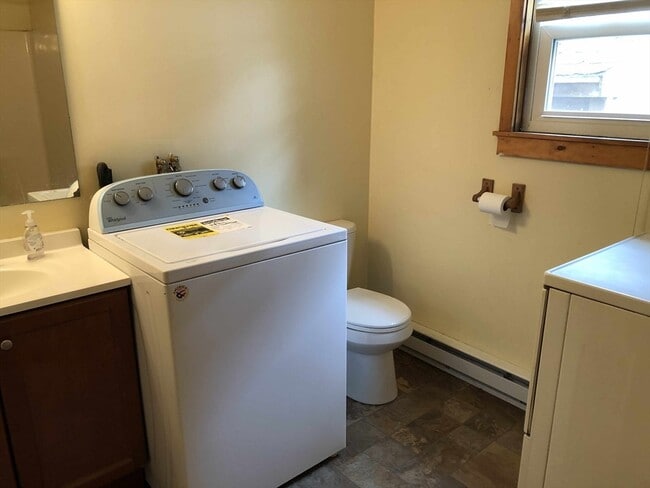 Building Photo - 711 Main St