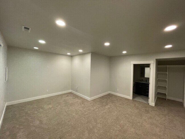 Building Photo - 3807 E Cunninghill Dr