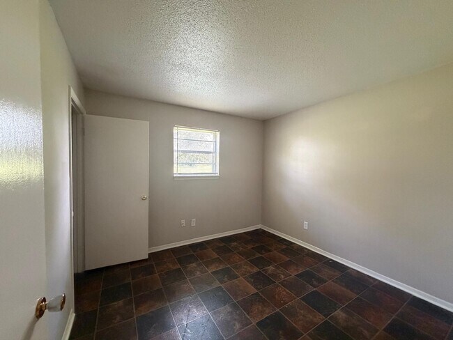 Building Photo - 2218 Jonathan Dr NW