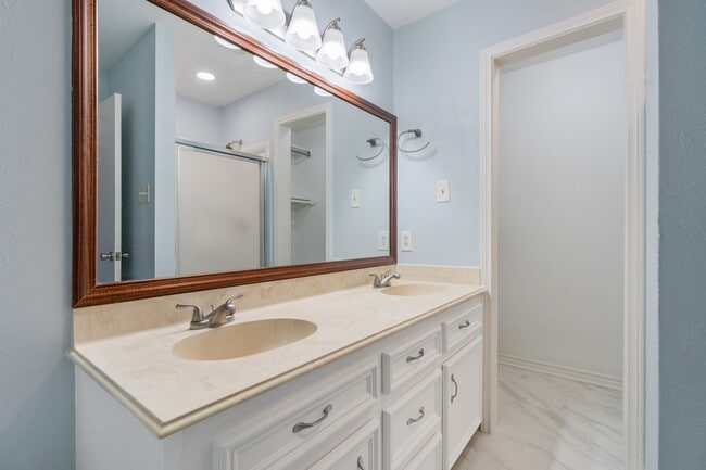 Building Photo - 9134 Lakeside Dr