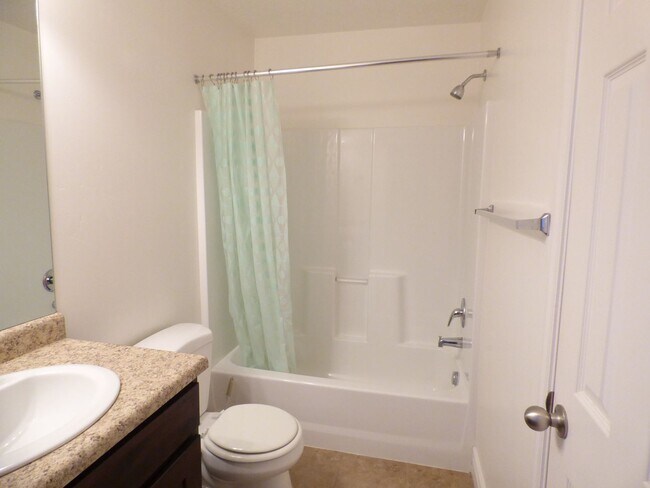 Building Photo - 3 Bd 3.5 Bath 2 Car Garage Townhome in Sandy