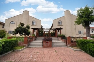 Building Photo - BEAUTIFUL 4 Bed 3 Bath unit