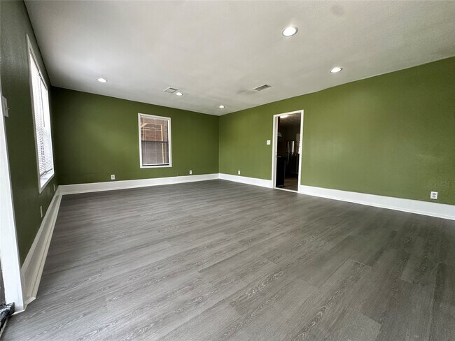 Building Photo - 335 Bayou Dr