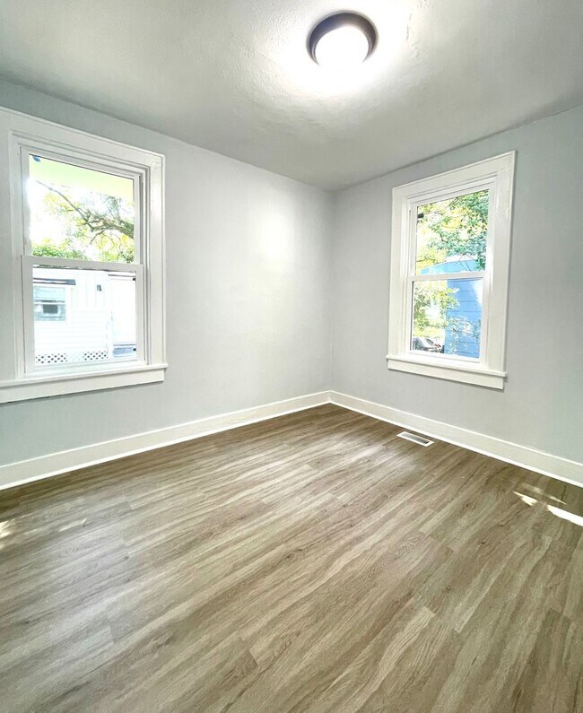 Building Photo - 2755 E Surrey Dr