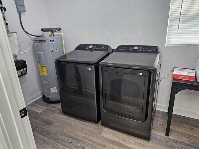 Building Photo - 720 W 14th St