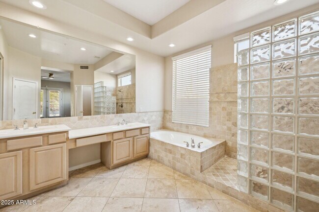 Building Photo - 13945 E Gail Rd