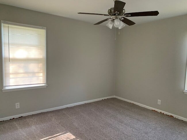Building Photo - THREE BEDROOM/TWO BATH SPACIOUS RANCH - CO...
