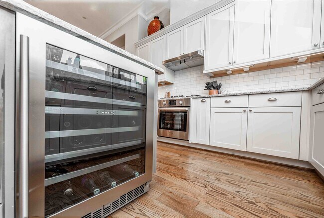 Building Photo - Luxury End Unit Rental with Elevator, Downtown Views, and Sky Deck ($150 off the second month!)