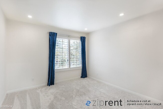 Building Photo - 1 br, 1 bath Condo - 5545 Canoga Ave, Wood...