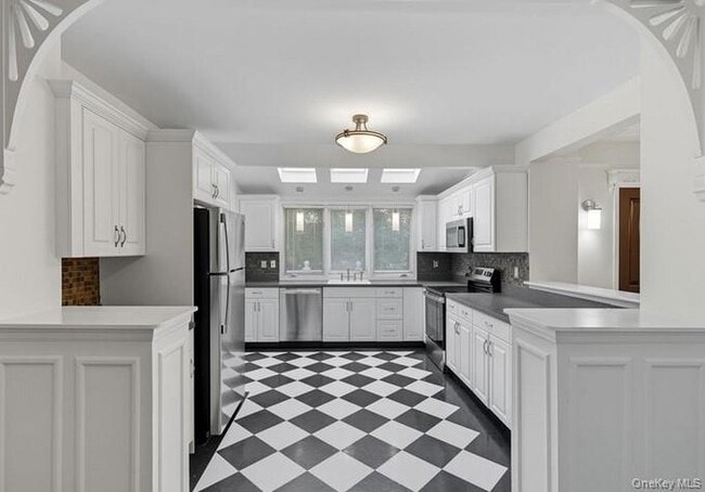 Building Photo - 22 School St